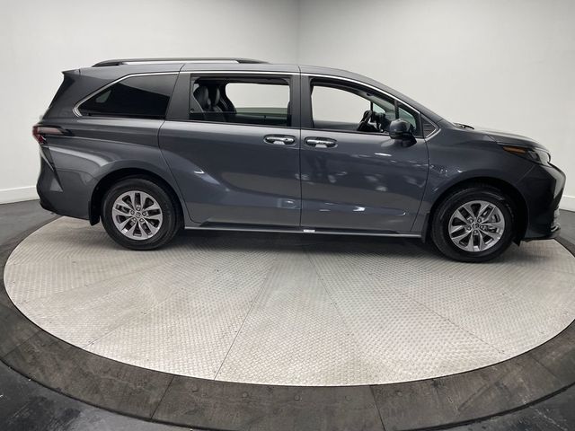 2025 Toyota Sienna XLE FWD 8-Passenger - 22985541 - 3