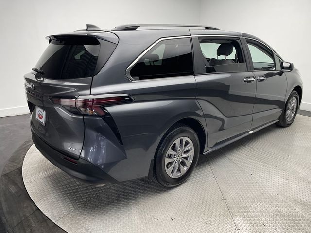 2025 Toyota Sienna XLE FWD 8-Passenger - 22985541 - 4