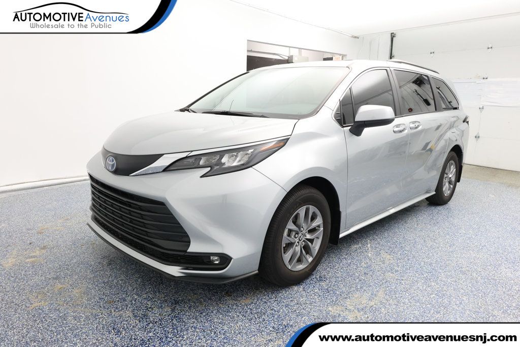 2025 Toyota Sienna XLE FWD 8-Passenger - 22937513 | Video 1