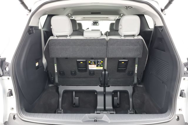 2025 Toyota Sienna XLE FWD 8-Passenger - 22937513 - 19