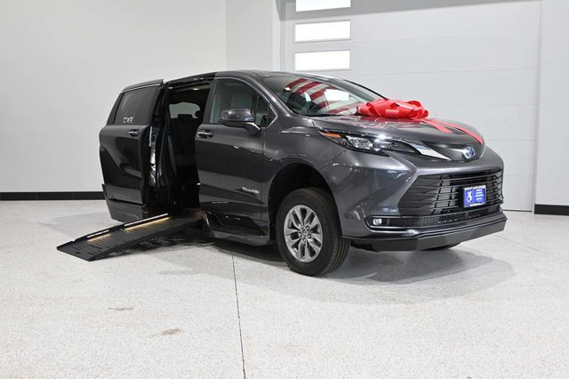 2025 Toyota Sienna XLE Mobility Handicap Van - 23034108 - 1