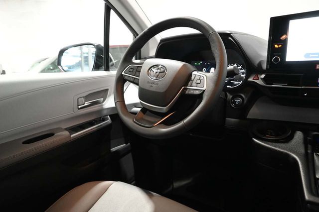 2025 Toyota Sienna XLE Mobility Handicap Van - 23034108 - 22