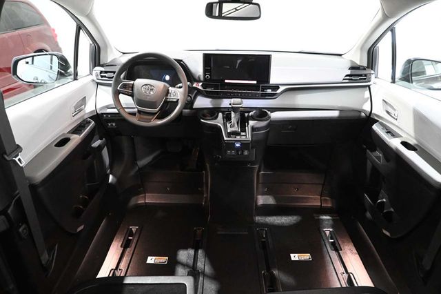 2025 Toyota Sienna XLE Mobility Handicap Van - 23034108 - 23