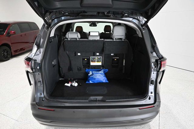 2025 Toyota Sienna XLE Mobility Handicap Van - 23034108 - 24