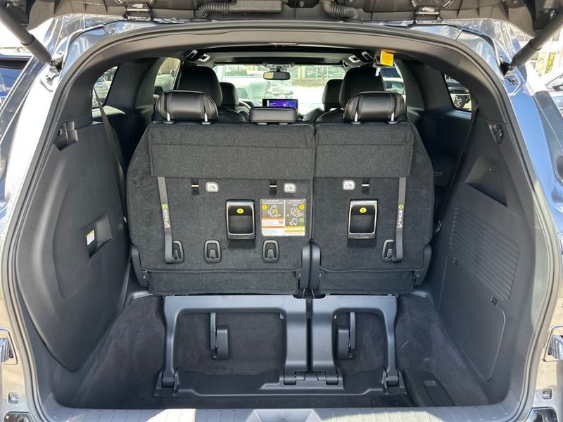 2025 Toyota Sienna XSE FWD 7-Passenger - 22943845 - 18