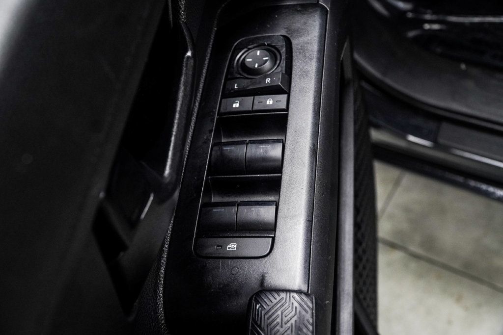 Toyota Tacoma photo 32