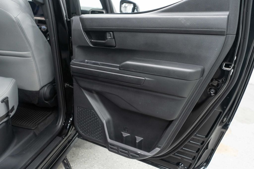 Toyota Tacoma photo 25