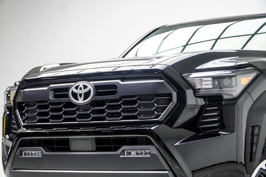 Toyota Tacoma photo 2