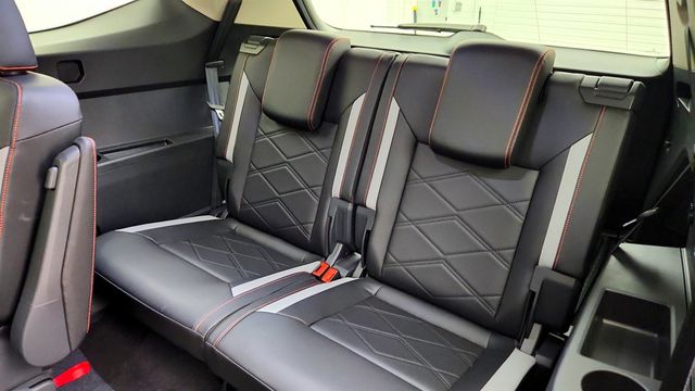 2025 Volkswagen Atlas 2.0T Peak Edition 4MOTION w/ 2nd-Row Dual Captain's Chairs - 23024757 - 19