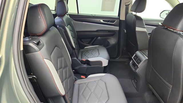 2025 Volkswagen Atlas 2.0T Peak Edition 4MOTION w/ 2nd-Row Dual Captain's Chairs - 23024757 - 21