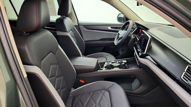 2025 Volkswagen Atlas 2.0T Peak Edition 4MOTION w/ 2nd-Row Dual Captain's Chairs - 23024757 - 22