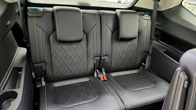 2025 Volkswagen Atlas 2.0T SEL Premium R-Line 4MOTION w/ 2nd-Row Dual Captain's Chairs - 22951251 - 23