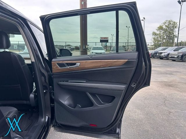 2025 Volkswagen Atlas SE 4MOTION w/Tech Pkg Sport Utility 4D - 23095499 - 21