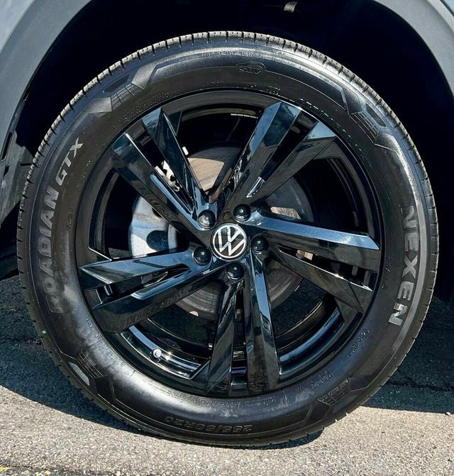 2025 Volkswagen Atlas Cross Sport 2.0T SEL R-Line Black 4MOTION - 23055949 - 32