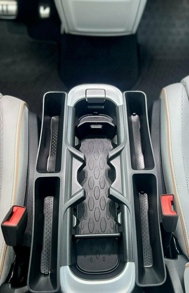 2025 Volkswagen ID. Buzz Pro S Plus 4MOTION w/Two-Tone - 23083770 - 29