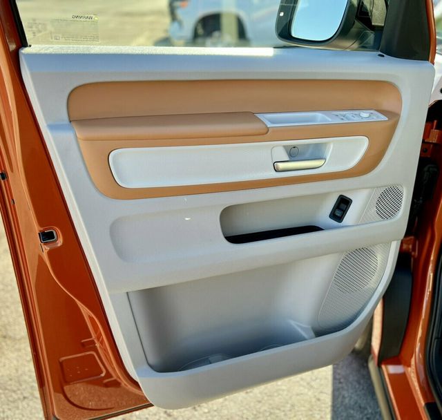 2025 Volkswagen ID. Buzz Pro S Plus 4MOTION w/Two-Tone - 23090201 - 10