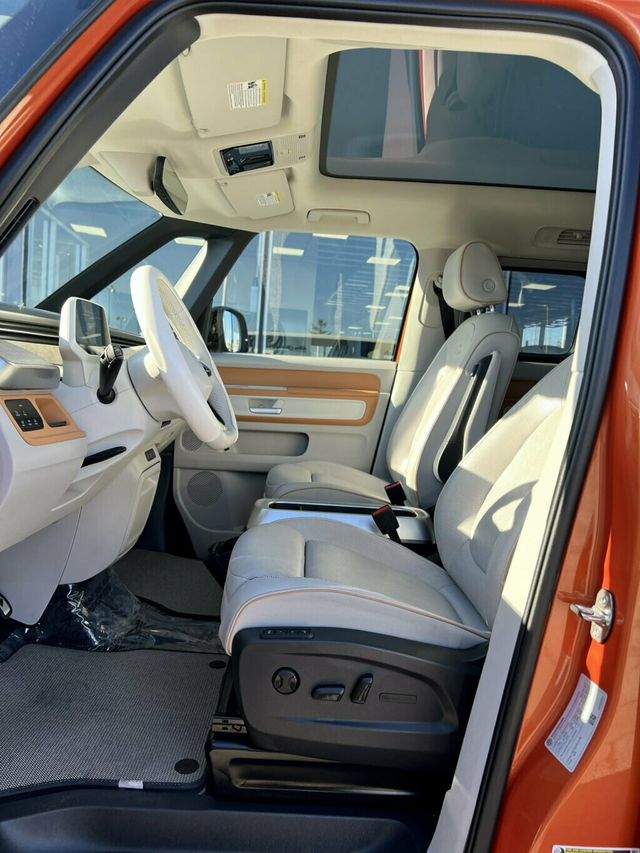 2025 Volkswagen ID. Buzz Pro S Plus 4MOTION w/Two-Tone - 23090201 - 12