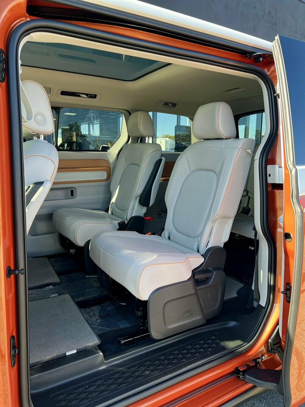 2025 Volkswagen ID. Buzz Pro S Plus 4MOTION w/Two-Tone - 23090201 - 13