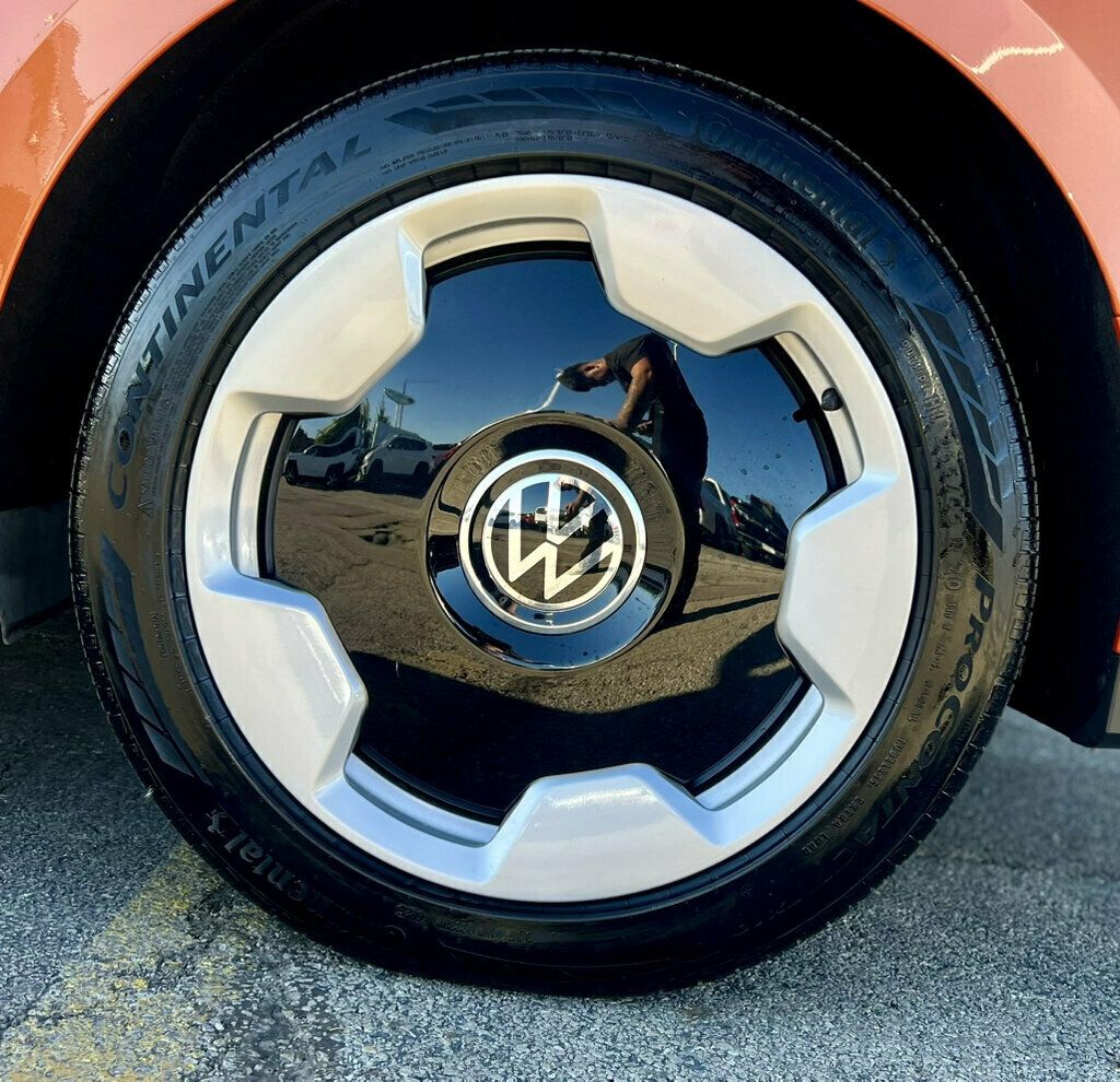 2025 Volkswagen ID. Buzz Pro S Plus 4MOTION w/Two-Tone - 23090201 - 26