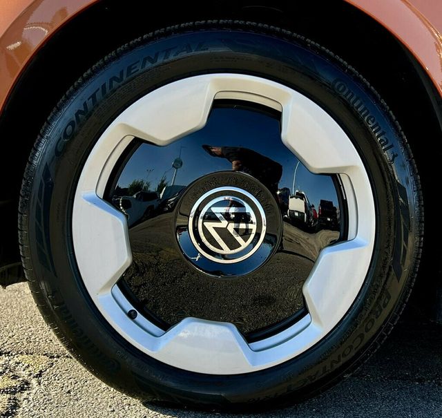 2025 Volkswagen ID. Buzz Pro S Plus 4MOTION w/Two-Tone - 23090201 - 27