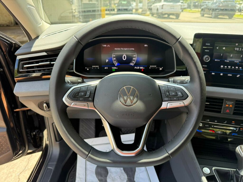 2025 Volkswagen Jetta SE photo 4