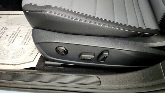 2025 Volkswagen Jetta SE Automatic w/ Panoramic Sunroof Package - 23029871 - 11