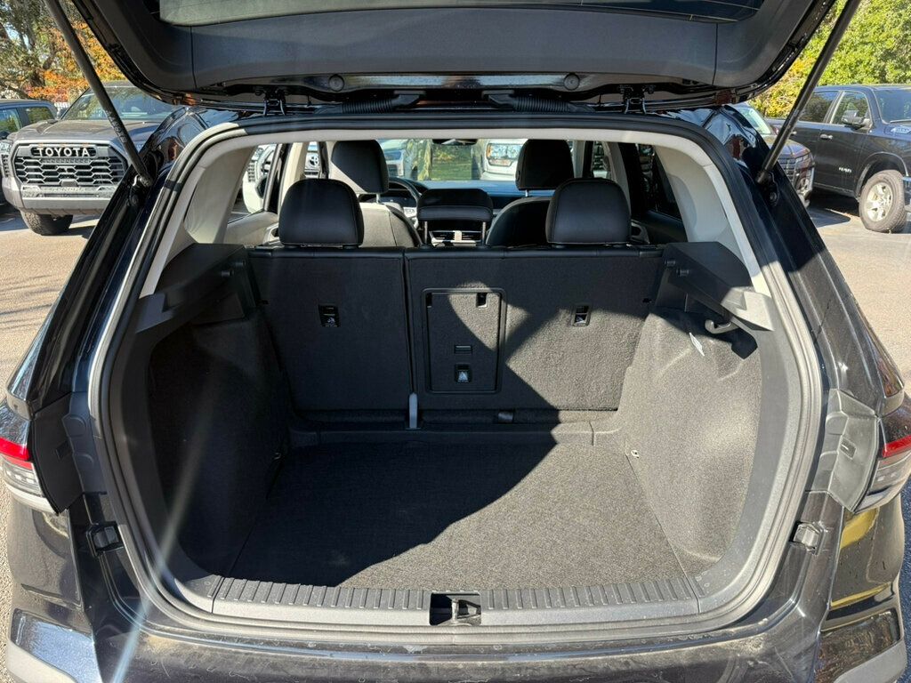 2025 Volkswagen Taos SE photo 2