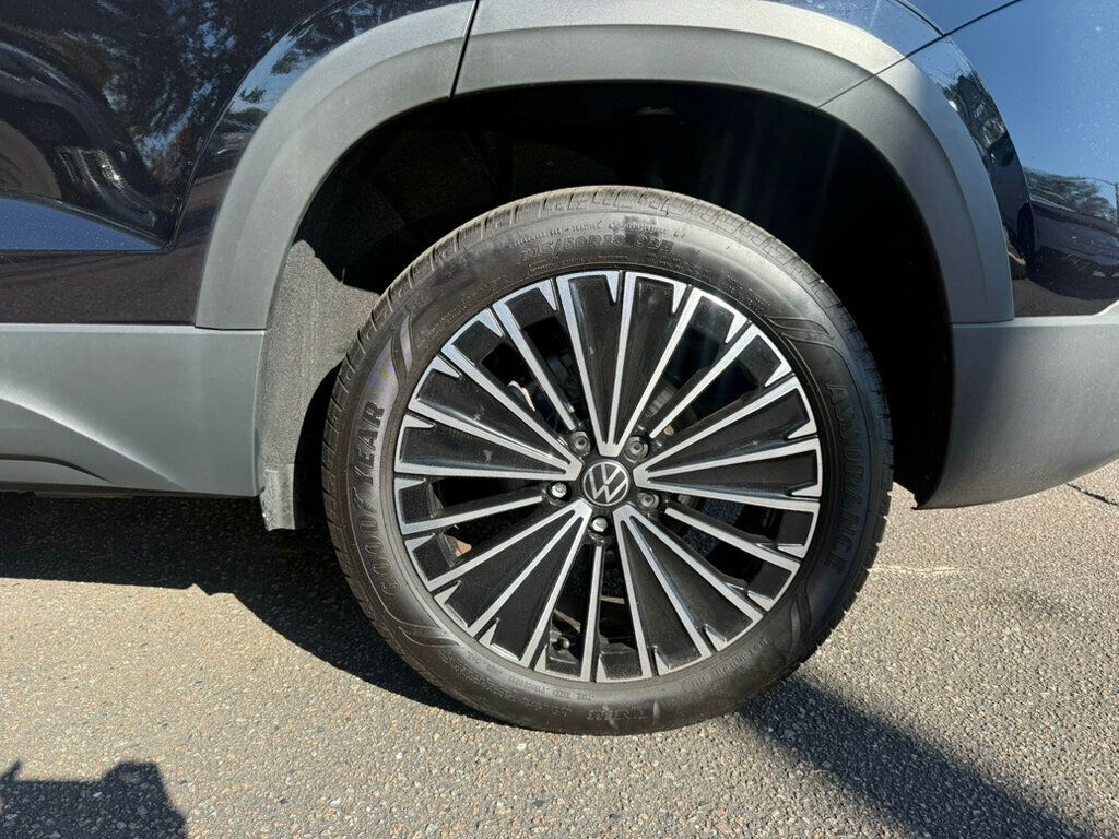 2025 Volkswagen Taos SE photo 3