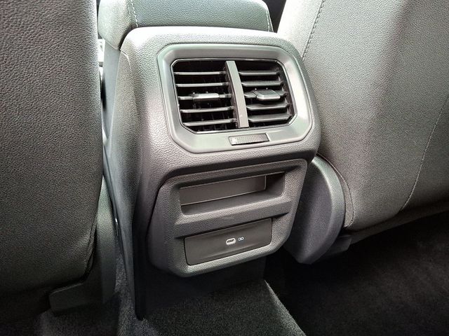 2025 Volkswagen Taos SEL 4MOTION - 22945896 - 10