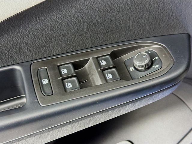 2025 Volkswagen Taos SEL 4MOTION - 22981271 - 18