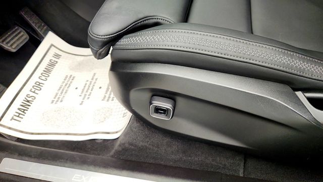 2025 Volvo EX90 Twin Motor Plus 6-Seater w/ Panoramic Roof Sunshade - 23021162 - 11