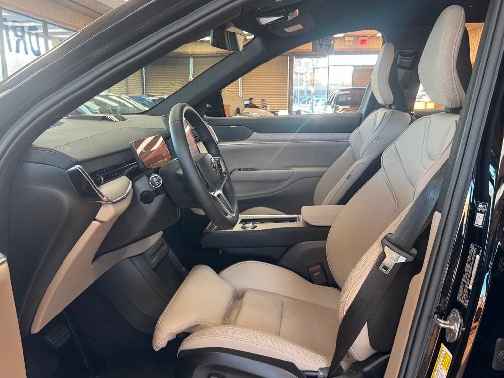 2025 Volvo EX90 Twin Motor Plus 7-Seater - 22945373 - 16