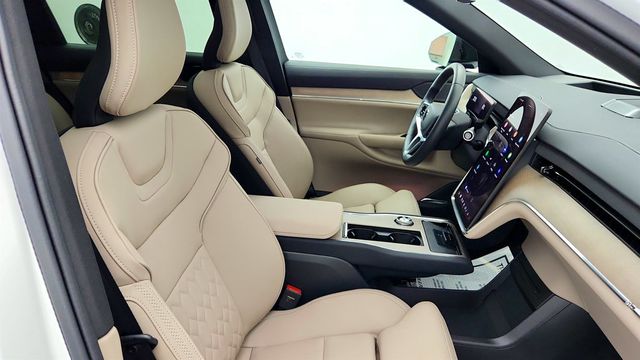 2025 Volvo EX90 Twin Motor Plus 7-Seater w/ 22-Inch Aero Wheels & Protection Pac - 23040255 - 23
