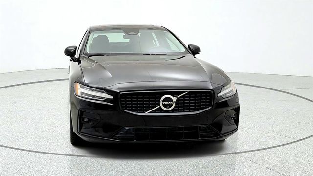 2025 Volvo S60 B5 AWD Plus w/ 19'' Black Diamond Cut Alloy Wheels & Climate Pkg - 23079156 - 1