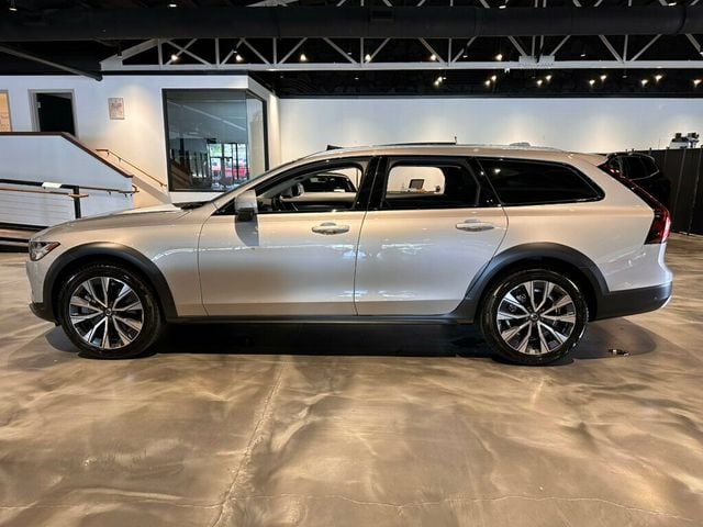2025 Volvo V90 Cross Country B6/AWD/Plus/AdapCruise/PanoRoof/360Cam/HtdSeats/LaneKeepAssist - 23036910 - 1
