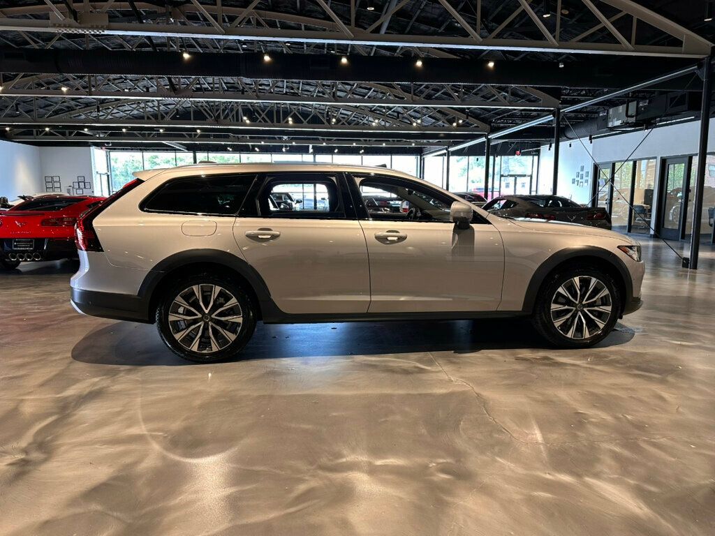 2025 Volvo V90 Cross Country B6/AWD/Plus/AdapCruise/PanoRoof/360Cam/HtdSeats/LaneKeepAssist - 23036910 - 5