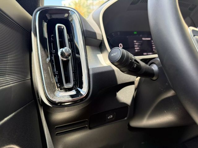 2025 Volvo XC40 B5 AWD Core Bright Theme - 22853932 - 32