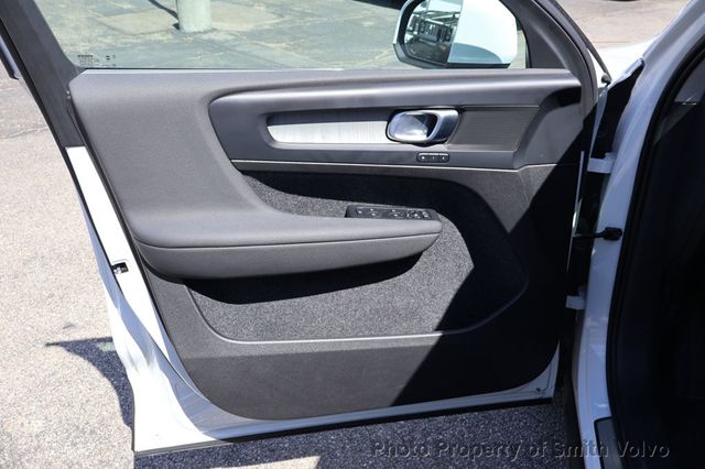 2025 Volvo XC40 B5 AWD Core Bright Theme - 23008376 - 10