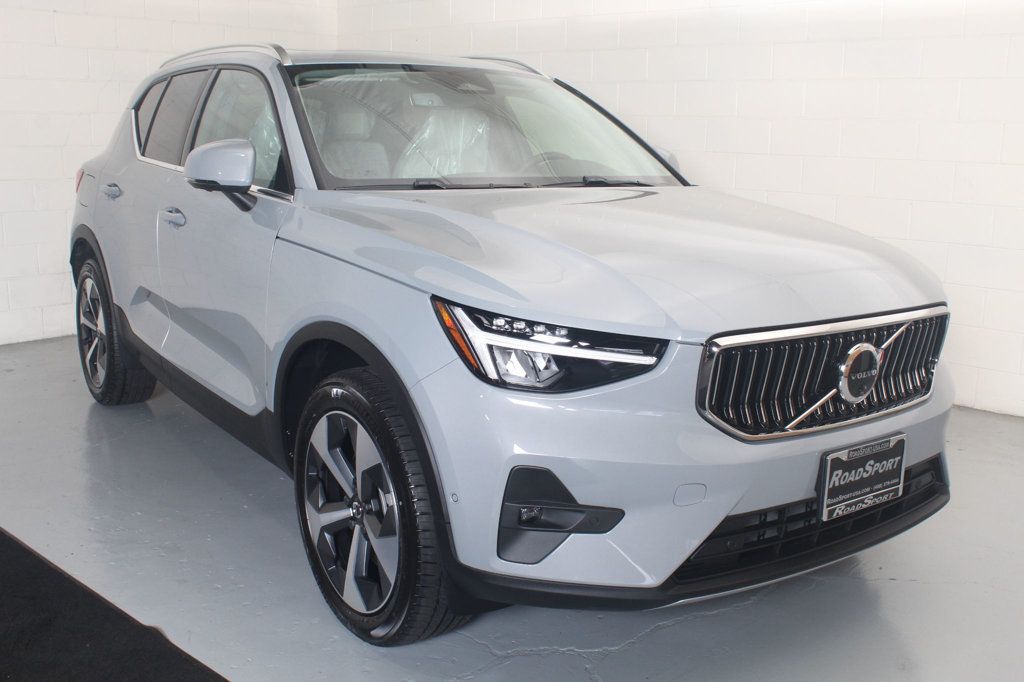 2025 Volvo XC40 B5 AWD Plus Bright Theme - 23024304 | Video 1