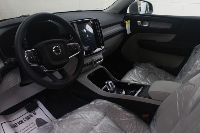 2025 Volvo XC40 B5 AWD Plus Bright Theme - 23024304 - 4