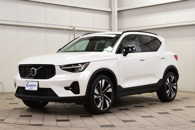 2025 Volvo XC40 B5 AWD Plus Dark Theme - 22953540 - 2
