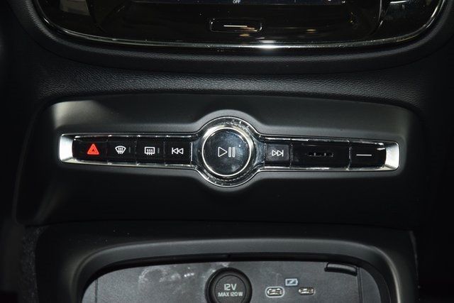 2025 Volvo XC40 B5 AWD Plus Dark Theme - 22953540 - 30