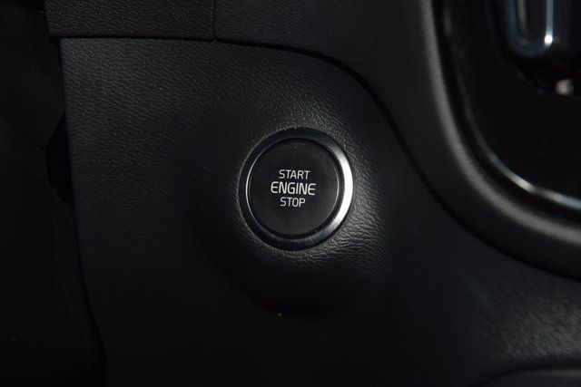 2025 Volvo XC40 B5 AWD Plus Dark Theme - 22953540 - 32