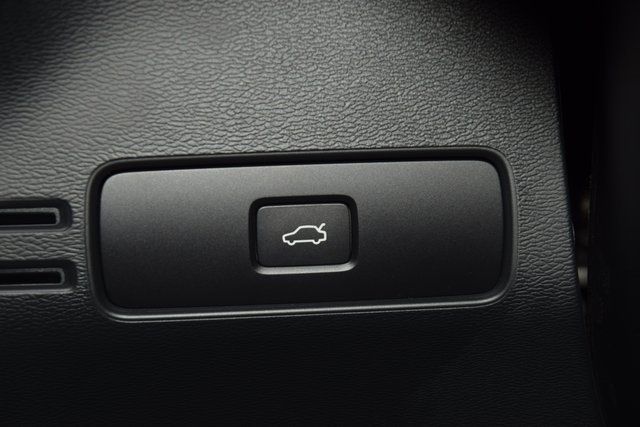 2025 Volvo XC40 B5 AWD Plus Dark Theme - 22953540 - 33