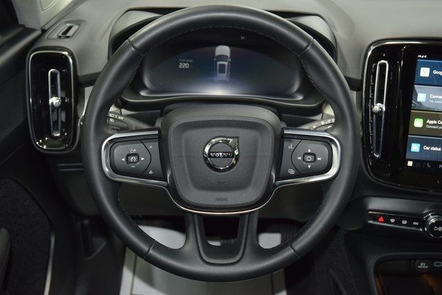 2025 Volvo XC40 B5 AWD Plus Dark Theme - 22953540 - 34