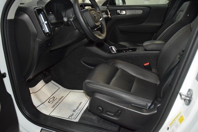 2025 Volvo XC40 B5 AWD Plus Dark Theme - 22953540 - 37