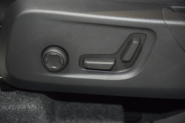 2025 Volvo XC40 B5 AWD Plus Dark Theme - 22953540 - 38