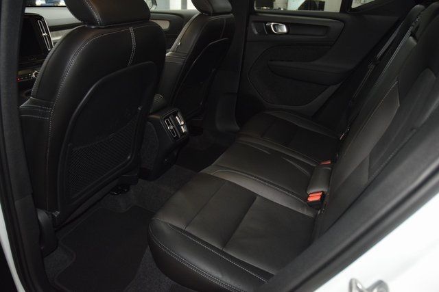 2025 Volvo XC40 B5 AWD Plus Dark Theme - 22953540 - 40