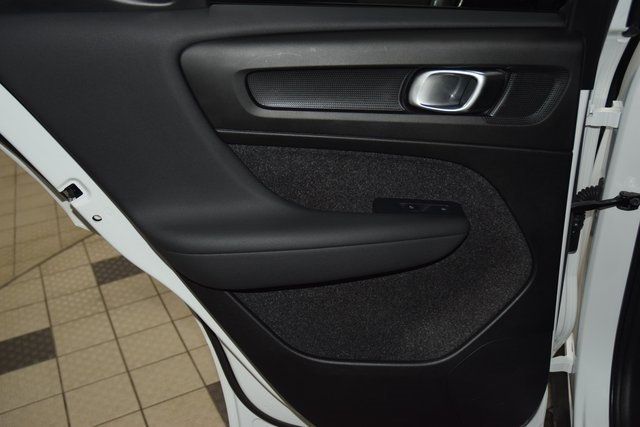 2025 Volvo XC40 B5 AWD Plus Dark Theme - 22953540 - 42