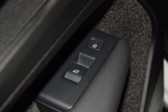 2025 Volvo XC40 B5 AWD Plus Dark Theme - 22953540 - 43